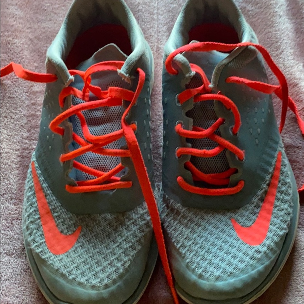 Athletic tennis shoes